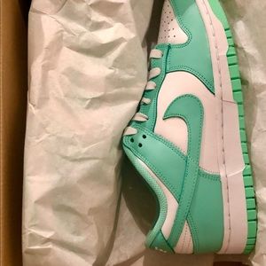 Women’s dunk size 8 *NEW IN BOX NEVER WORN